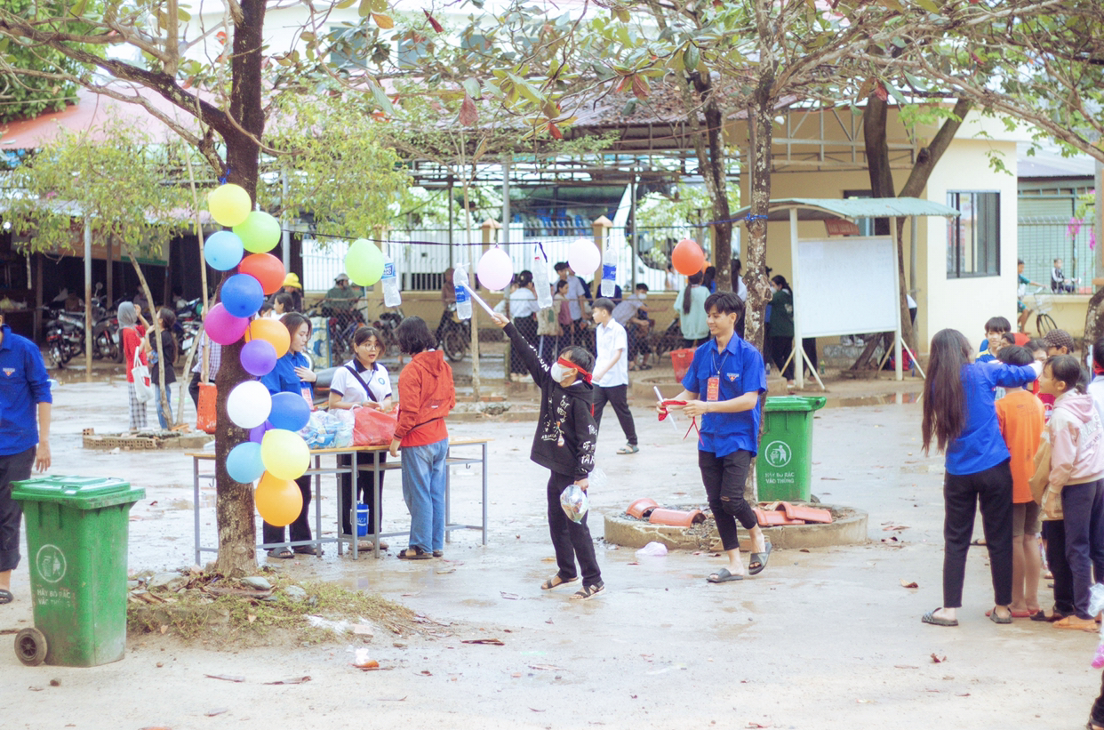 Các em nhỏ tham gia gian hàng trò chơi dân gian