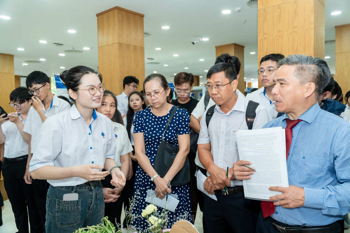 Sinh viên HUIT tỏa sáng với những công trình nghiên cứu mang giá trị khoa học và có tính ứng dụng cao tại vòng Chung kết Cuộc thi Sinh viên nghiên cứu khoa học năm học 2025 - 2026